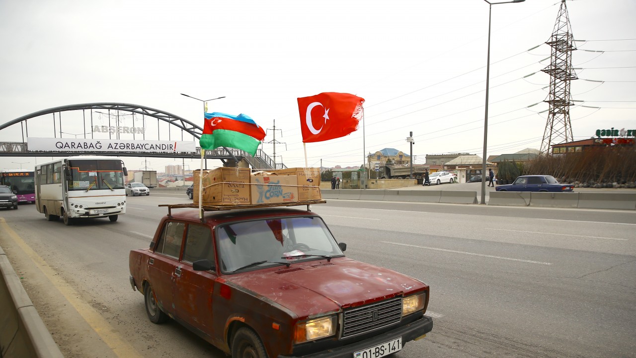 Depremzedelere yardım ulaştırmaya çalışan Azerbaycanlı Türkiye'ye gelecek