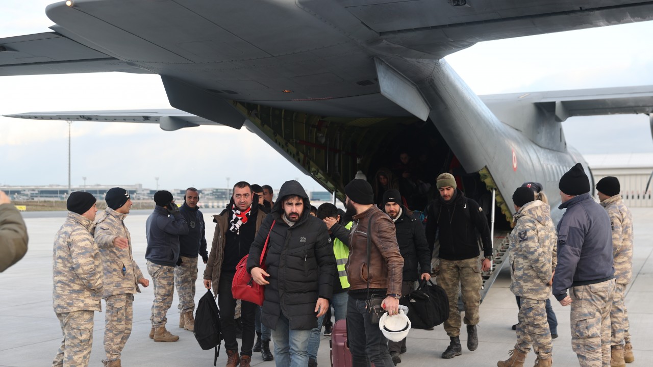 32 depremzede TSK’nın kargo uçağıyla İstanbul’a getirildi