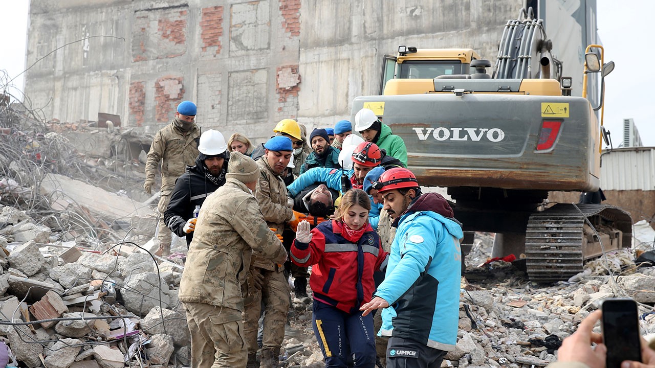 UMKE ekipleri enkazda yaralı bulunan canlara hayat oluyor