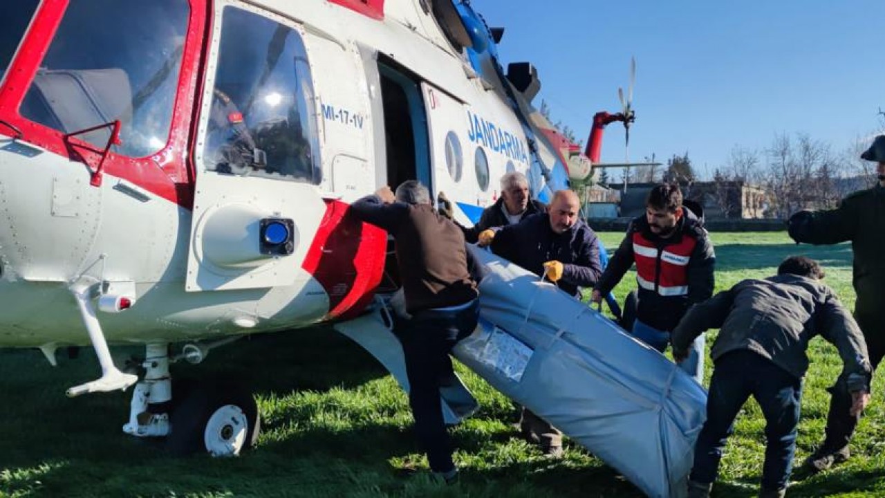 532 köydeki depremzedelere jandarma helikopterleriyle yardım malzemesi ulaştırıldı