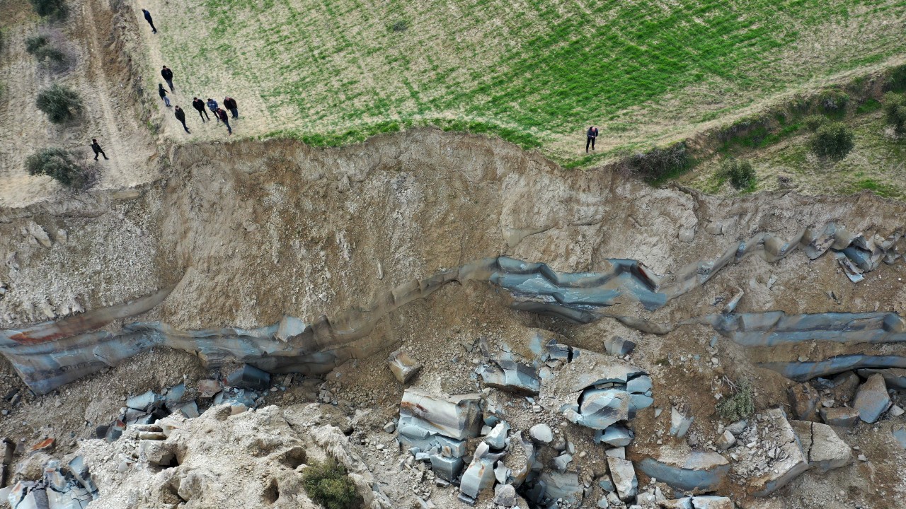 Hatay'da depremde oluşan yarık havadan görüntülendi