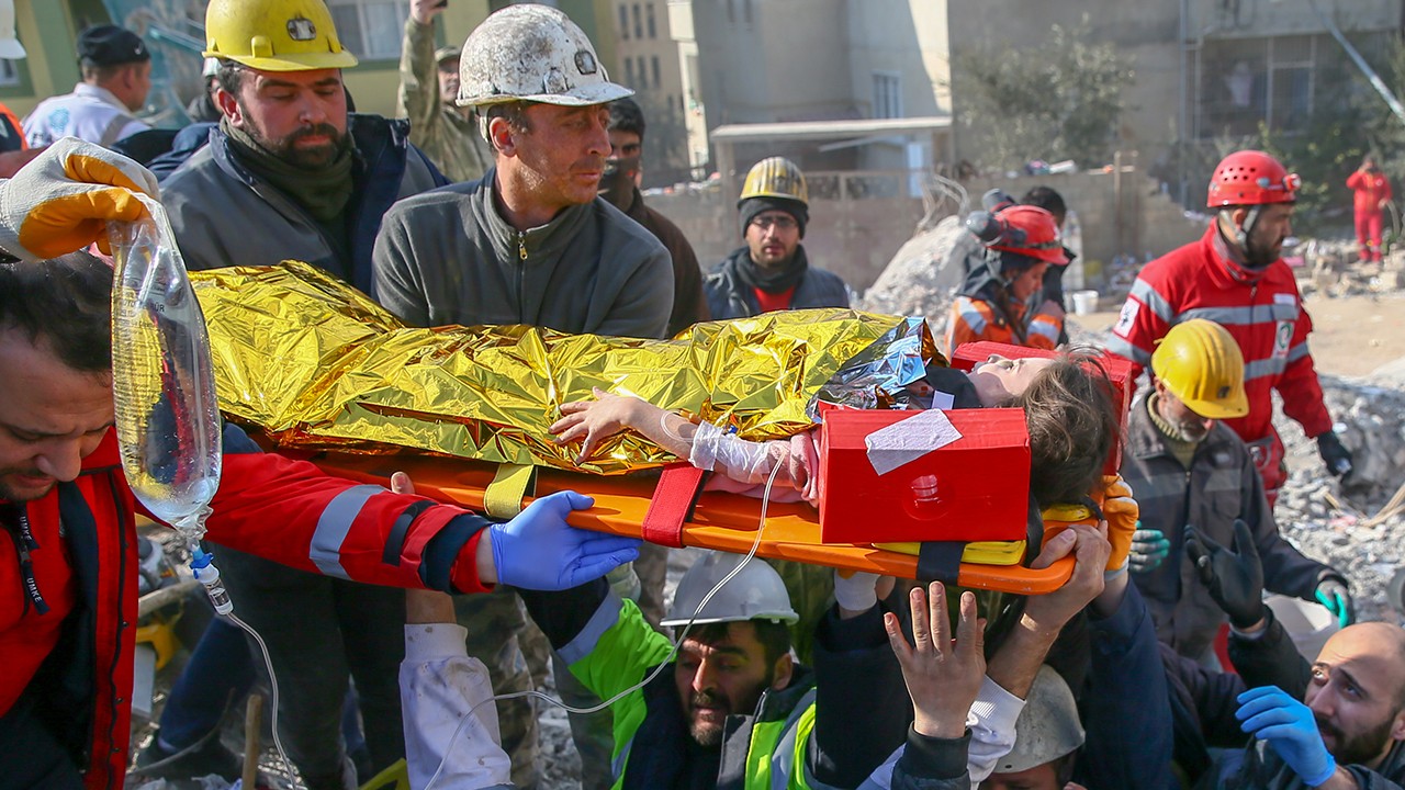 Baba ve 4 yaşındaki kızı depremin 132. saatinde enkazdan kurtarıldı
