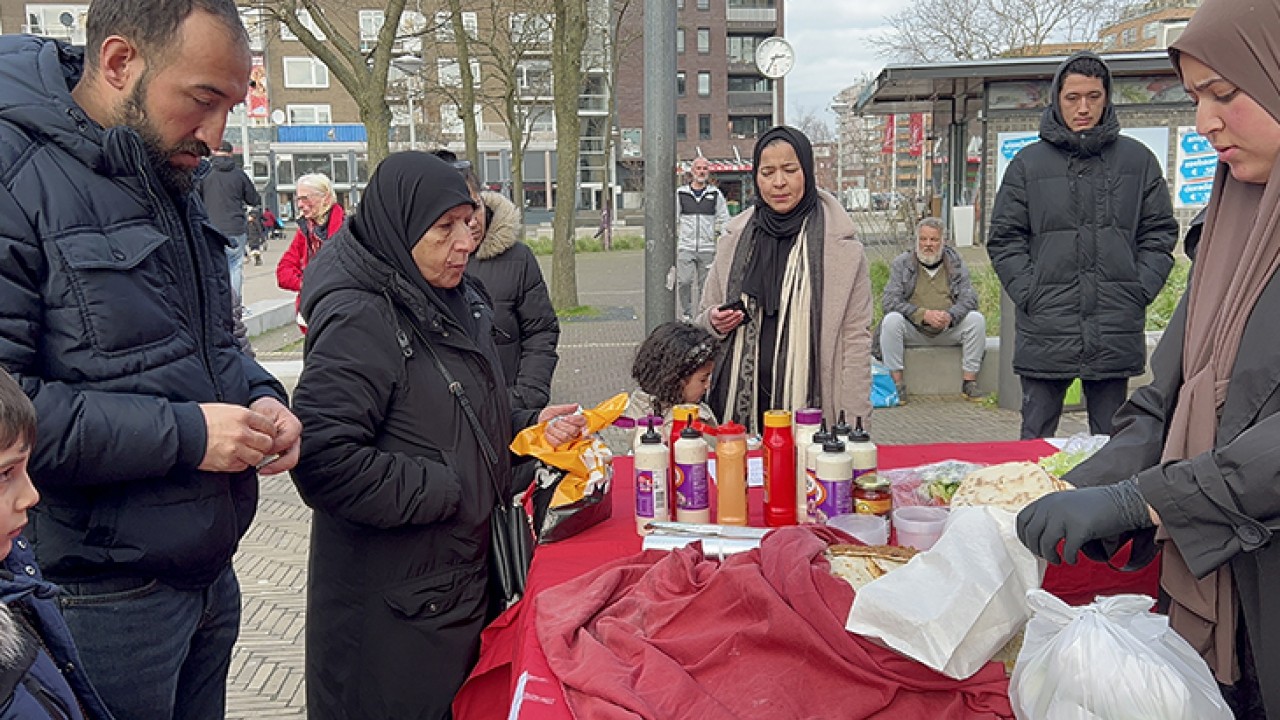 Hollanda’daki Türkler, sattıkları yemeklerin gelirini depremzedelere gönderiyor