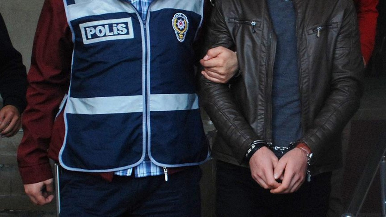 Gaziantep’te yıkılan bir binanın kolonunu kestikleri iddiasıyla yakalanan 2 kişi tutuklandı