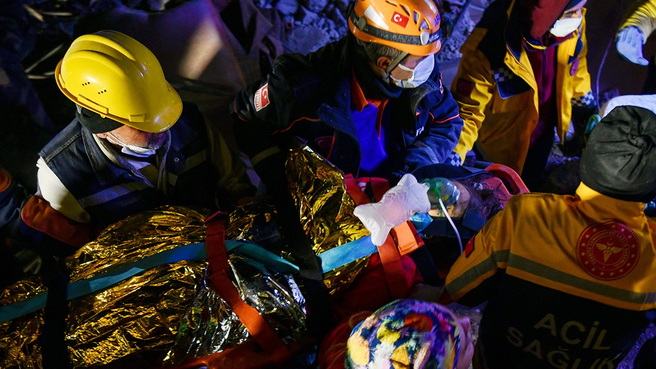 Enkaz altında kalan kadın 170 saat sonra kurtarıldı