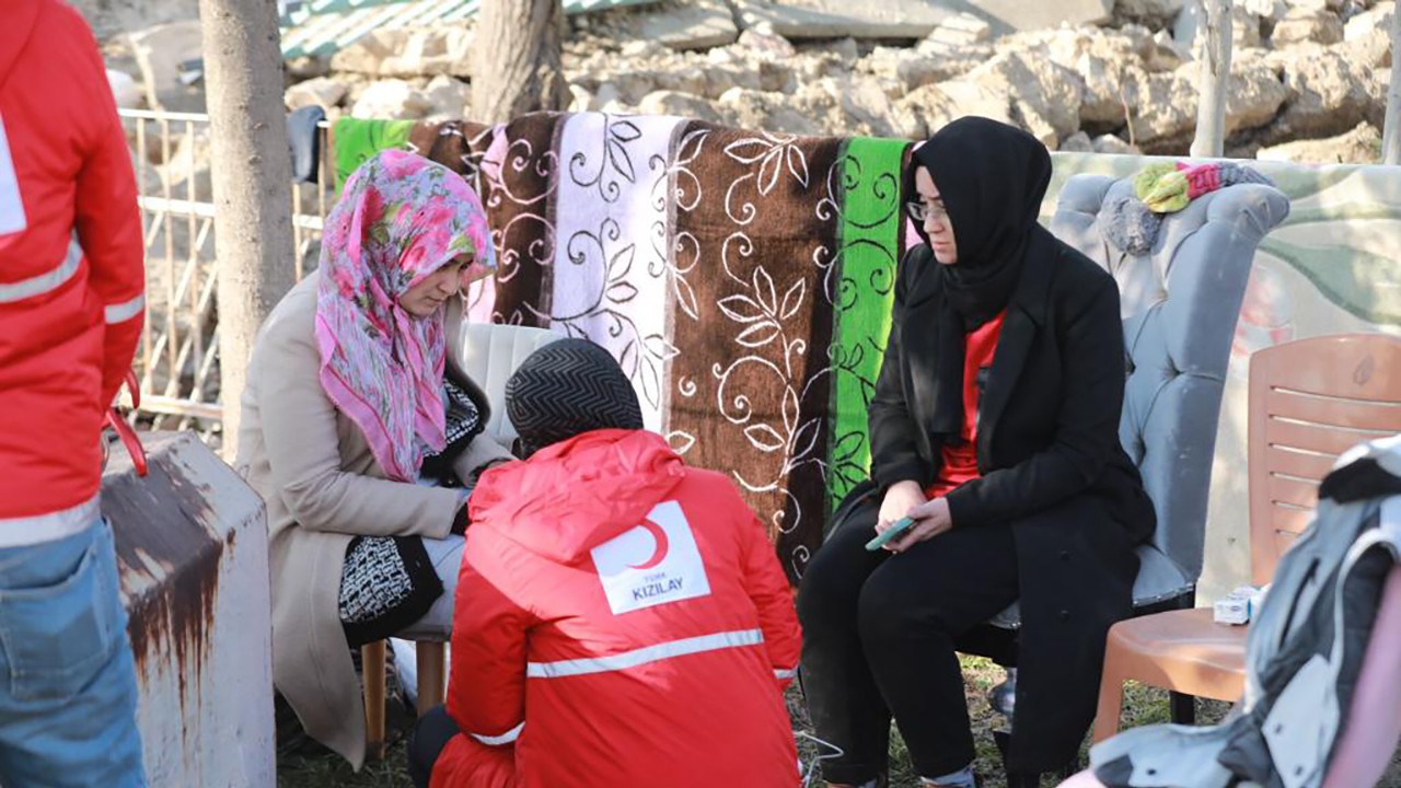 Kızılay, deprem bölgesindeki 900 köye yardım taşıdı
