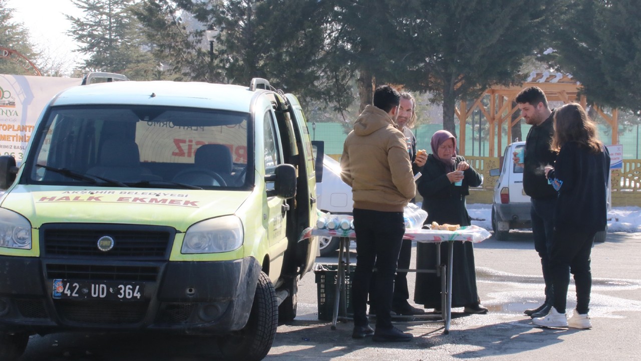 Akşehir’den araçlarıyla geçen depremzedelere yolda çorba ikram ediliyor