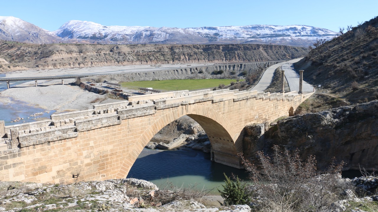 Adıyaman’daki tarihi Cendere Köprüsü, depremde ayakta kaldı