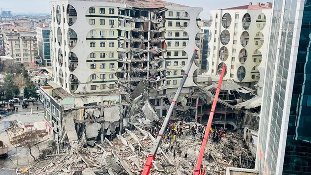 Depremde yıkılan binalardaki kusurlara ilişkin gözaltı sayısı 53’e yükseldi