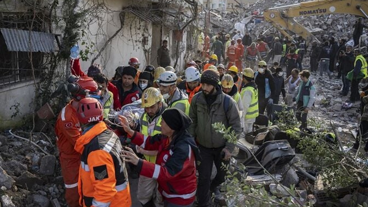 Depremin 228. saatinde anne ve 2 çocuğu enkazdan sağ çıkarıldı
