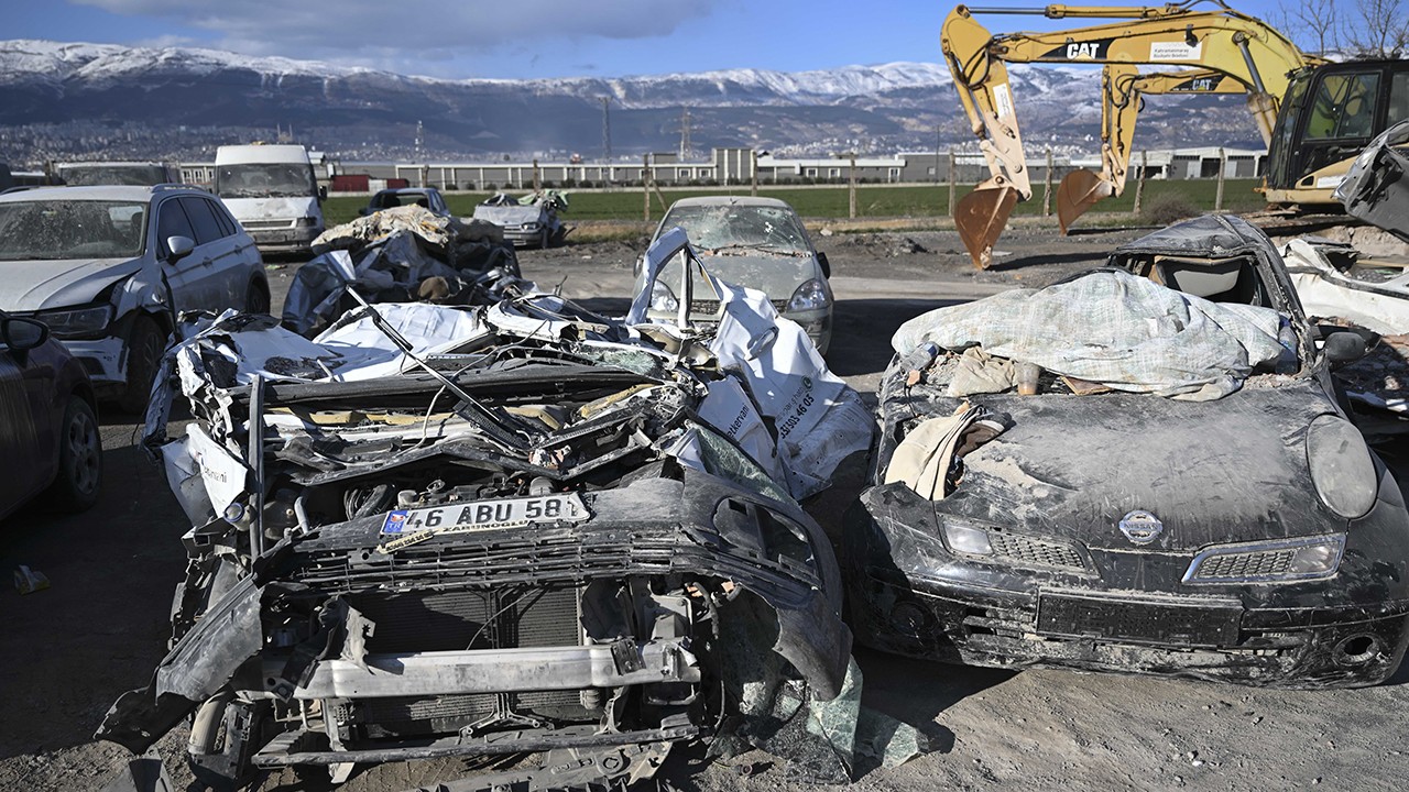 Hasar gören araçlar depremin şiddetini gözler önüne serdi