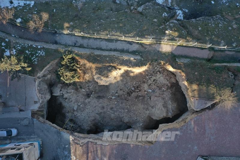 Gaziantep’te depremin etkisiyle dev çukur oluştu