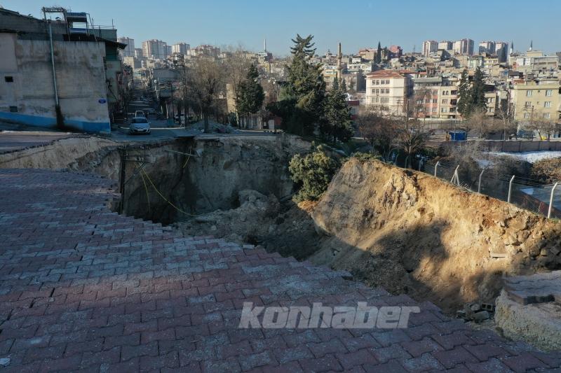 Gaziantep’te depremin etkisiyle dev çukur oluştu