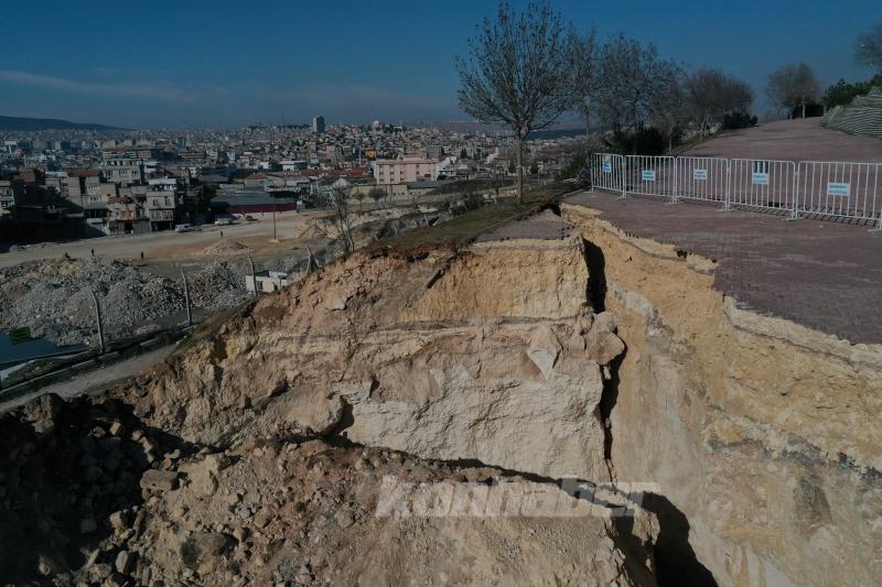 Gaziantep’te depremin etkisiyle dev çukur oluştu