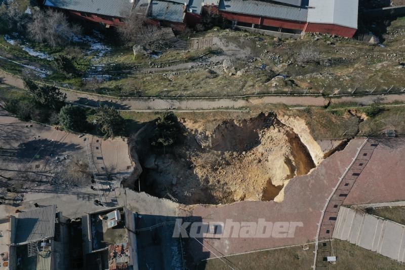 Gaziantep’te depremin etkisiyle dev çukur oluştu
