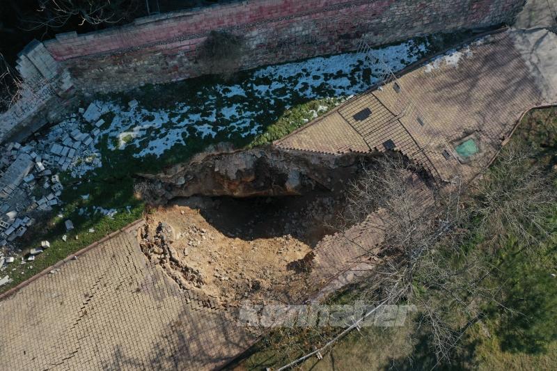 Gaziantep’te depremin etkisiyle dev çukur oluştu