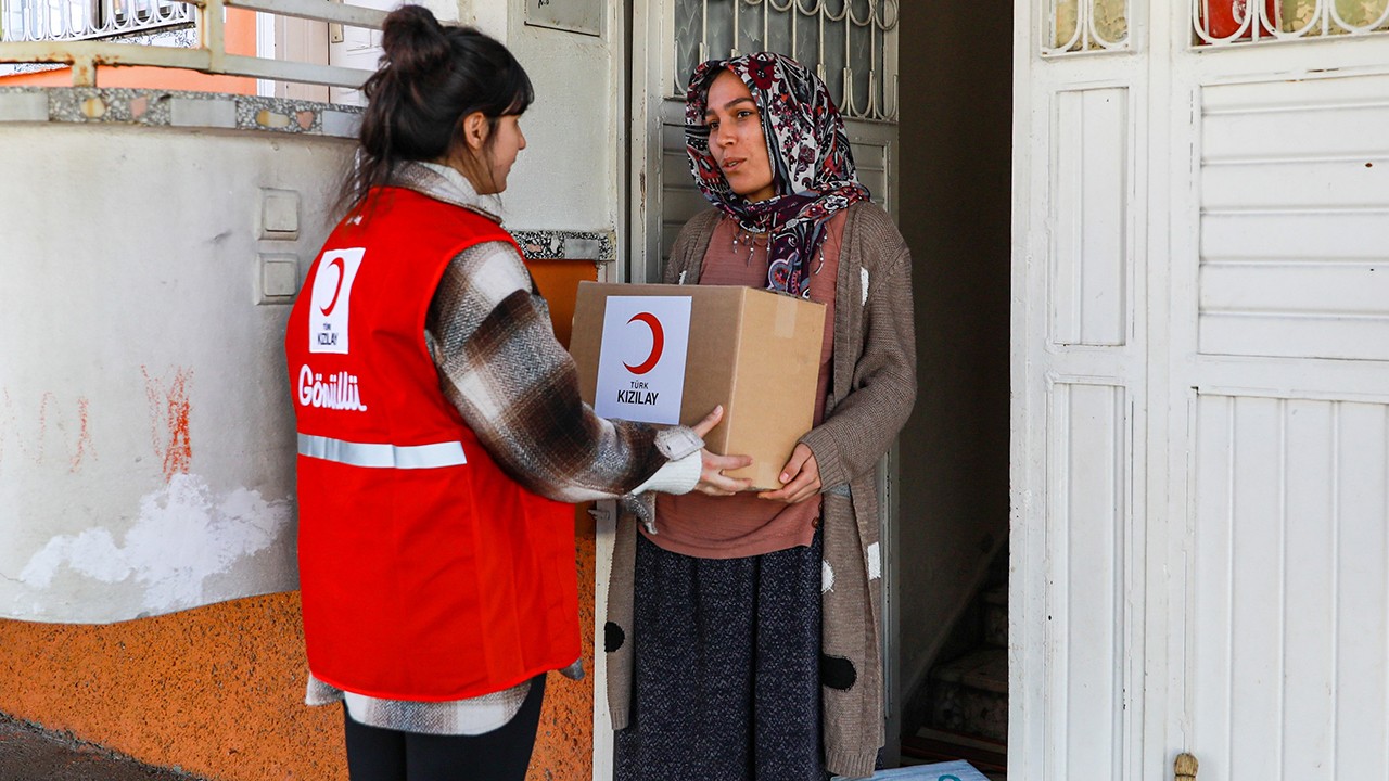 Türk Kızılay depremzede kadınlara özel whatsapp hattı kurdu