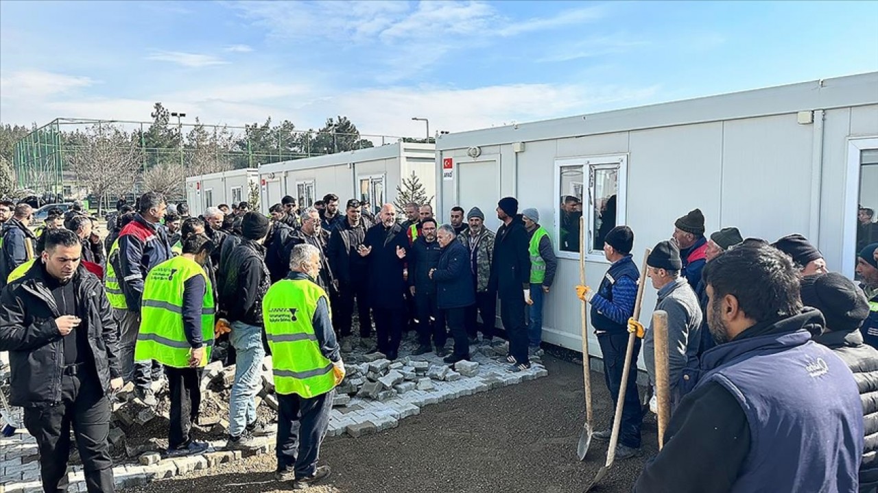 İçişleri Bakanı Soylu, Kahramanmaraş’taki konteyner kurulum çalışmalarını inceledi