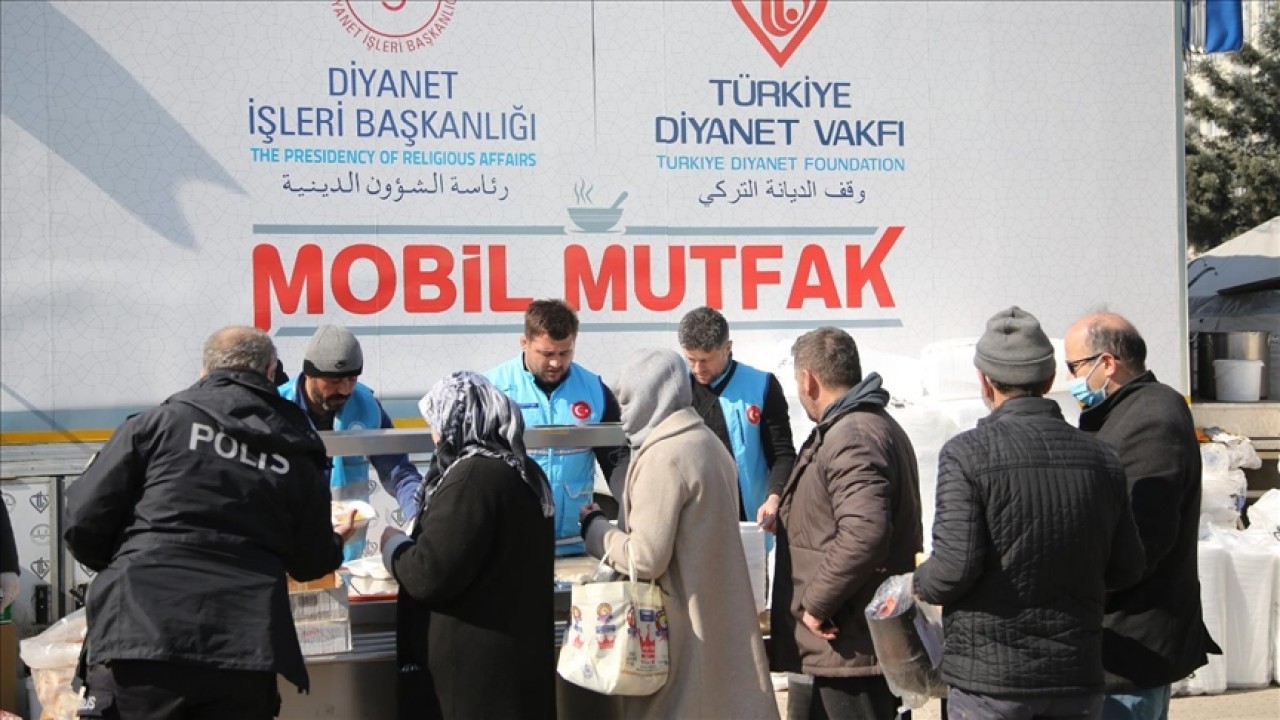 Türkiye Diyanet Vakfı deprem bölgesine 1183 tır yardım malzemesi gönderdi