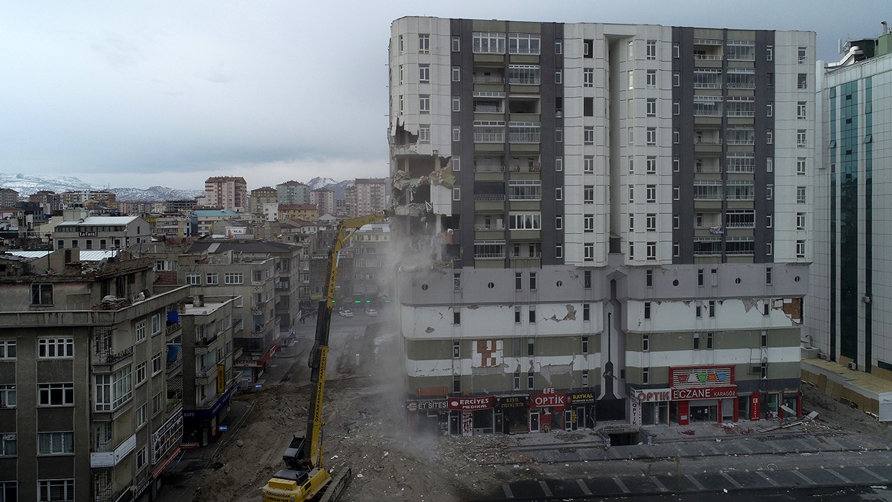 Kayseri’de, Kahramanmaraş merkezli depremlerde hasar gören bina yıkılıyor