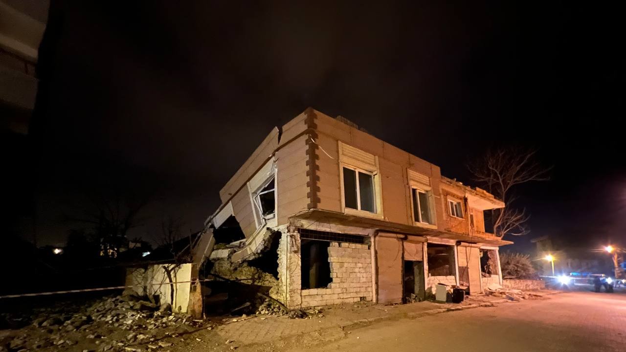 Hatay merkezli depremde Osmaniye’de boşaltılan 2 katlı binanın bir bölümü yıkıldı
