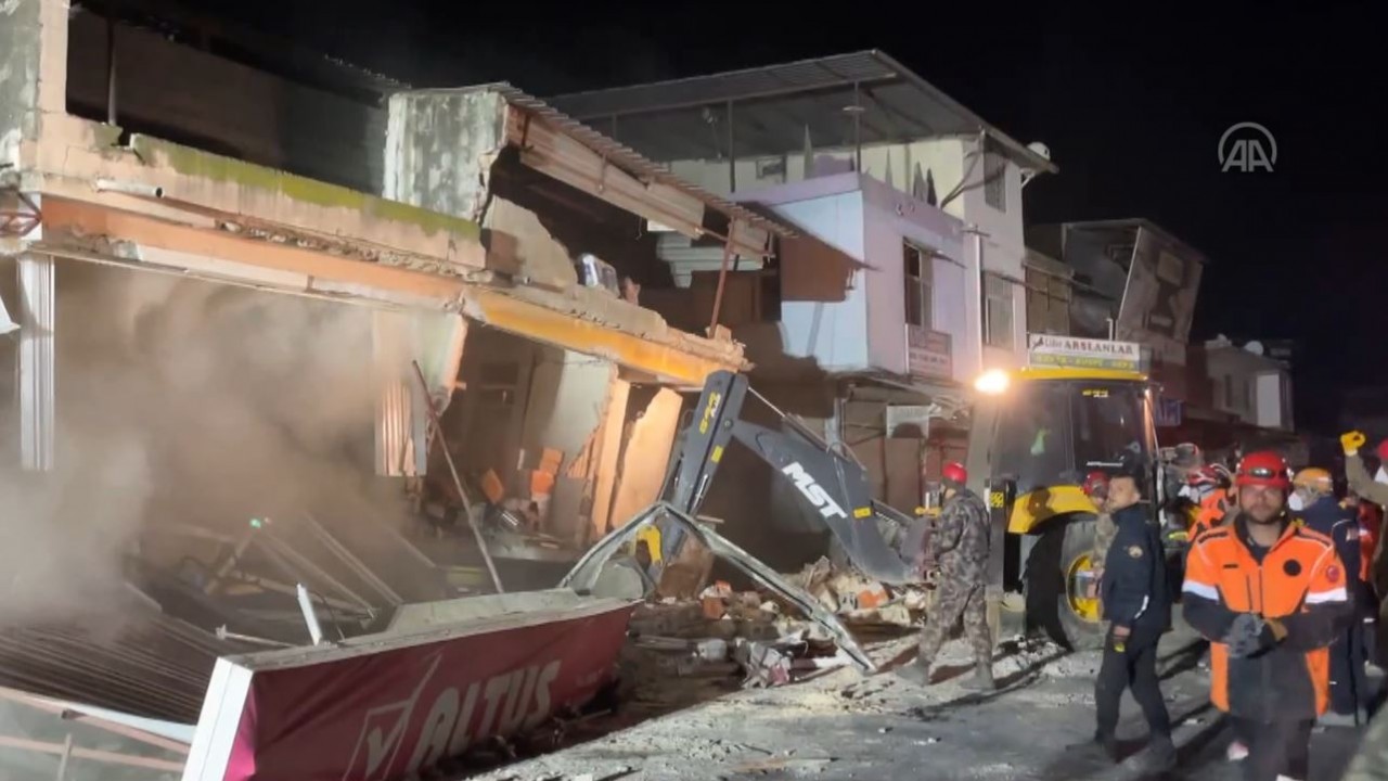 Hatay merkezli depremde boş binanın yıkılması nedeniyle çıkan yangın söndürüldü