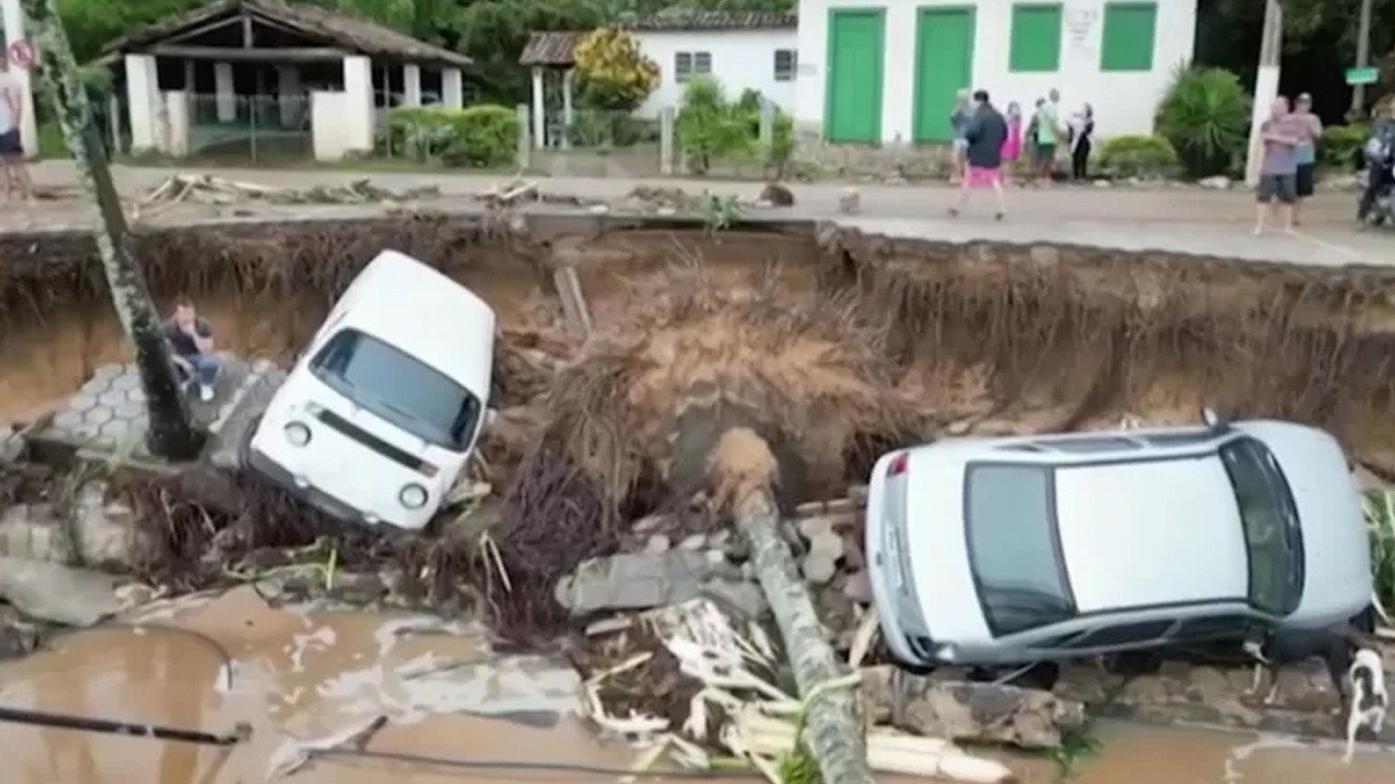 Sel ve toprak kayması sonucu 40 kişi öldü