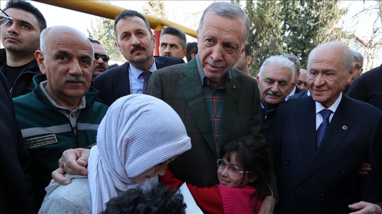 Cumhurbaşkanı Erdoğan, Osmaniye’deki çadır kentte incelemelerde bulundu