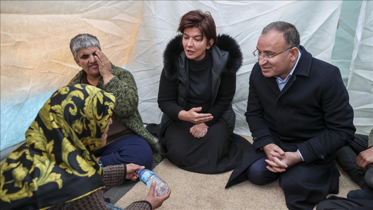Adalet Bakanı Bozdağ, Diyarbakır’da çadır kentte kalan depremzedeleri ziyaret etti
