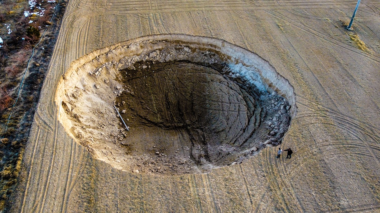 Konya'da obruk tehlikesi! 37 metre çapında, 12 metre derinliğinde obruk oluştu