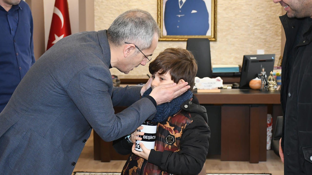Seydişehir’de bir ilkokul öğrencisi kumbarasını depremzedelere bağışladı