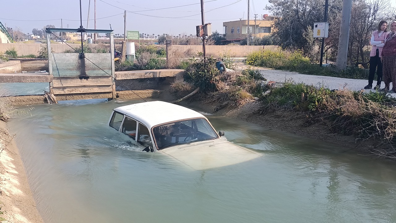 Sulama kanalına devrilen otomobildeki 5 kişi kurtarıldı