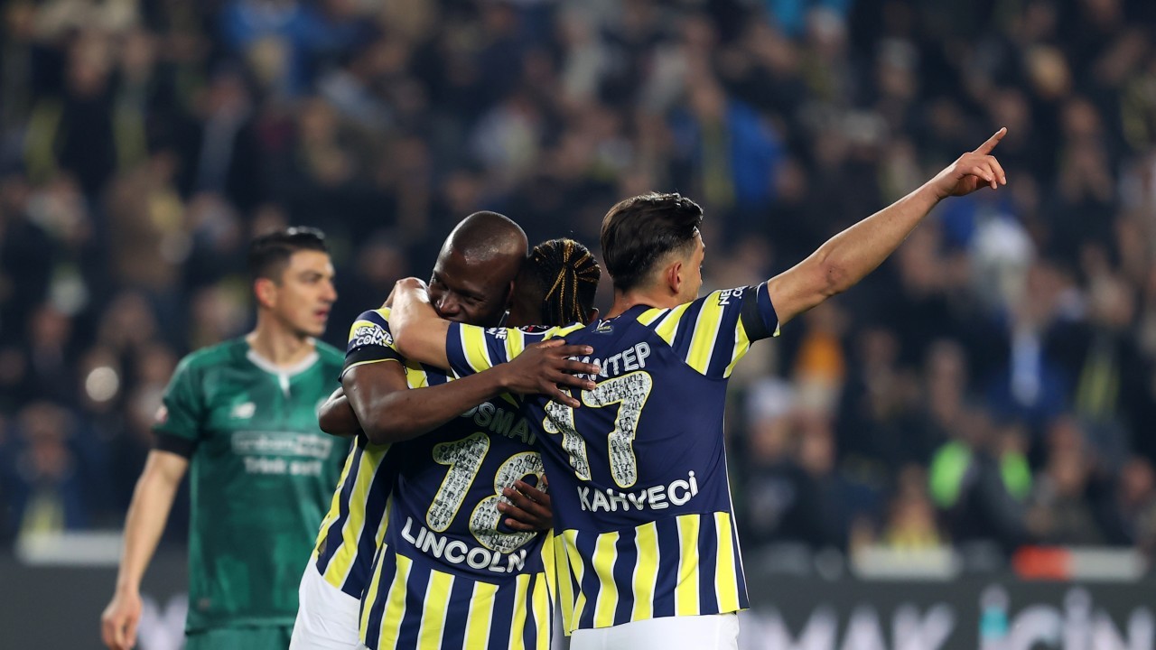 10 kişi kalan Konyaspor, Fenerbahçe’ye 4-0 mağlup oldu