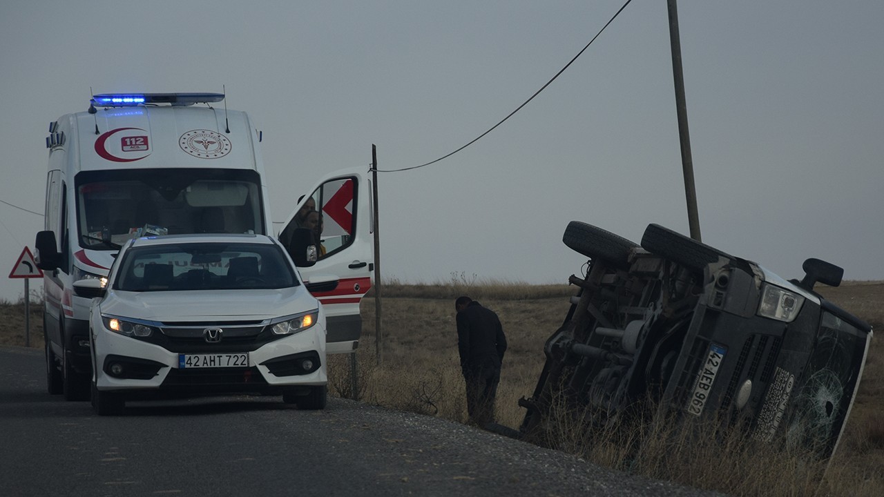 Kamyonet şarampole devrildi: Sürücü yaralandı