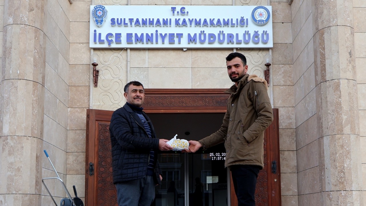 Aksaray'da ATM'de unutulan para dolu poşet sahibine teslim edildi