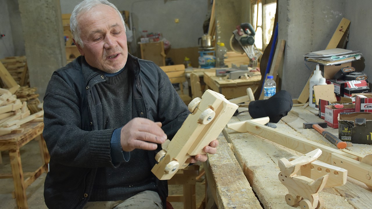 62 yaşındaki adam depremden etkilenen  çocuklara ahşap oyuncak yapıyor