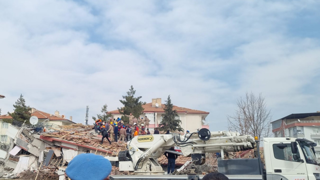 Milli Eğitim Bakanı Özer: 22 bina yıkıldı, 20 kişi de hastaneye kaldırıldı
