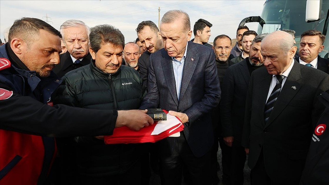 Cumhurbaşkanı Erdoğan'a Adıyaman'da Türk bayrağı ve Kur'an-ı Kerim takdim edildi