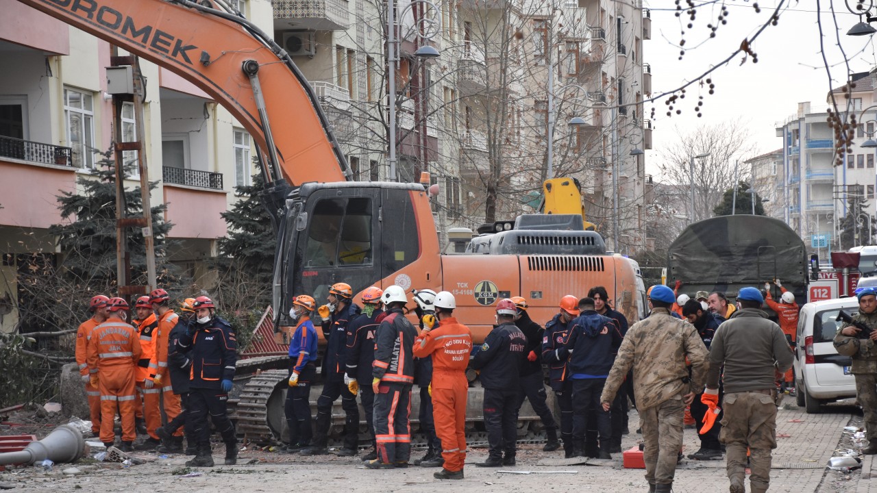 Malatya'da 5,6 büyüklüğündeki depremde yıkılan binanın enkazındaki çalışmalara ara verildi