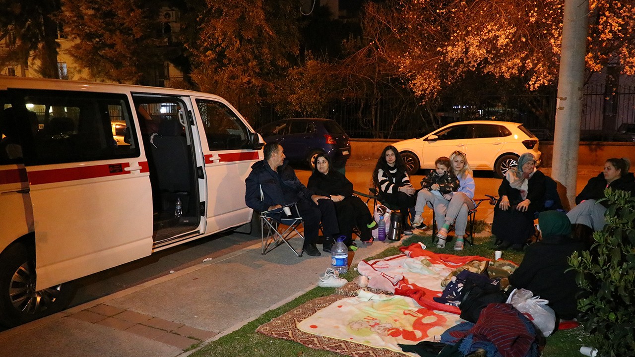 İzmir'de deprem sonrası vatandaşlar çadır ve araçlarda konakladı