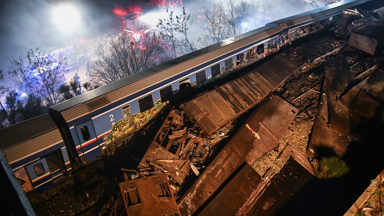 Yunanistan'da tren kazası:32 kişi hayatını kaybetti