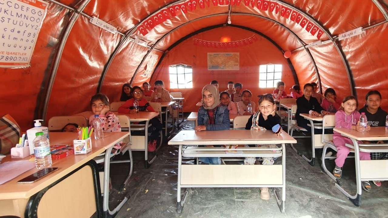 Mehmetçik Okulu çadırında eğitim başladı