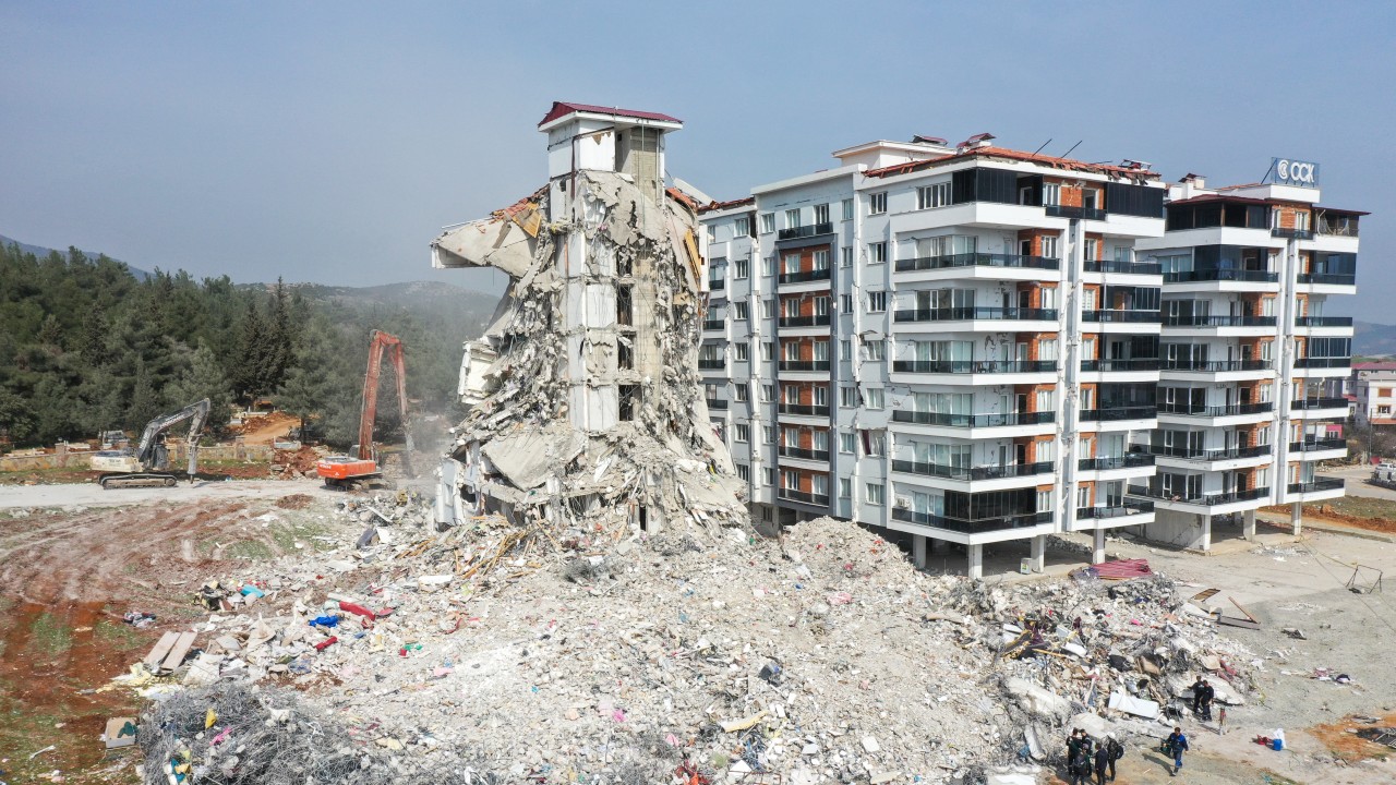 Nurdağı’nda acil yıkım kararı alınan binaların yüzde 50’si yıkıldı