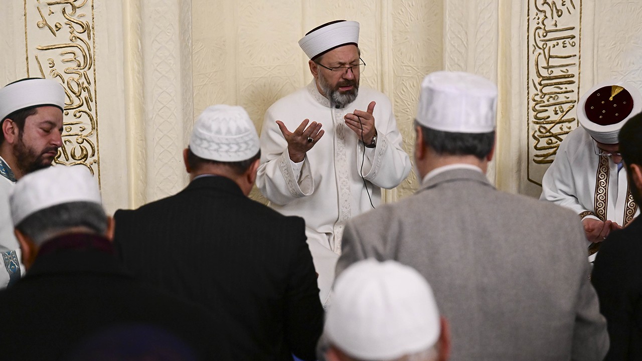 Diyanet İşleri Başkanı Erbaş sabah namazında depremzedelerle buluştu