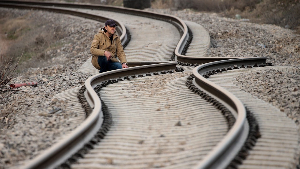 Depremler, demir yolunda bükülmeye neden oldu