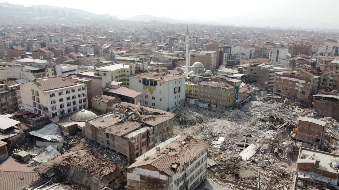 Deprem bölgesinde gazeteci dayanışması