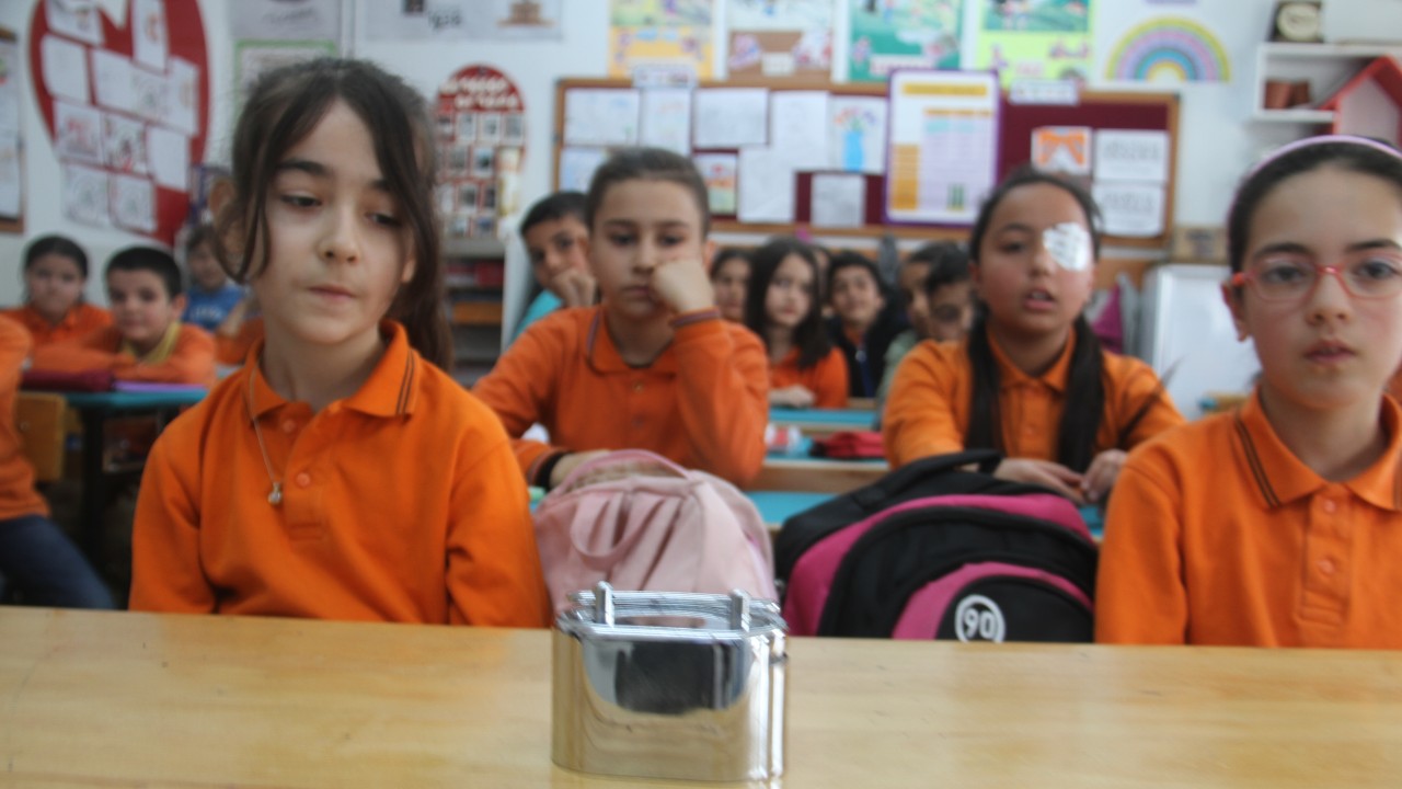 İlkokul öğrencileri, sınıf kumbarasındaki harçlıklarını depremzede aileye bağışladı