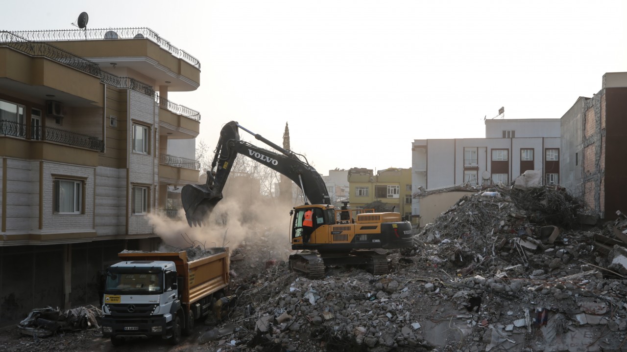 Adıyaman’da yıkılan binaların enkazını kaldırma çalışmaları sürüyor