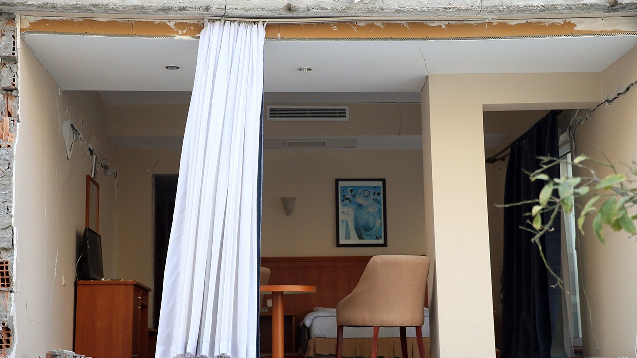 Deprem bölgesinden yürek burkan görüntüler... Geriye penceresiz perdeler kaldı