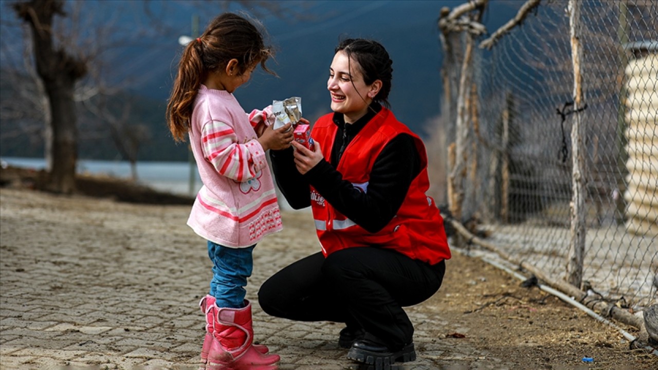 Türk Kızılayın deprem bölgesine yardımları sürüyor